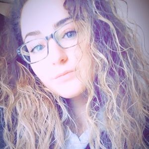 Meet your Posher, Caitlin